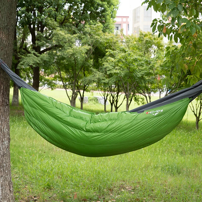 Kamperbox brings you a versatile down quilt underquilt that keeps you warm, comfortable, and ready for any night under the stars, from damp forests to cool alpine camps, on solo trips or shared adventures.