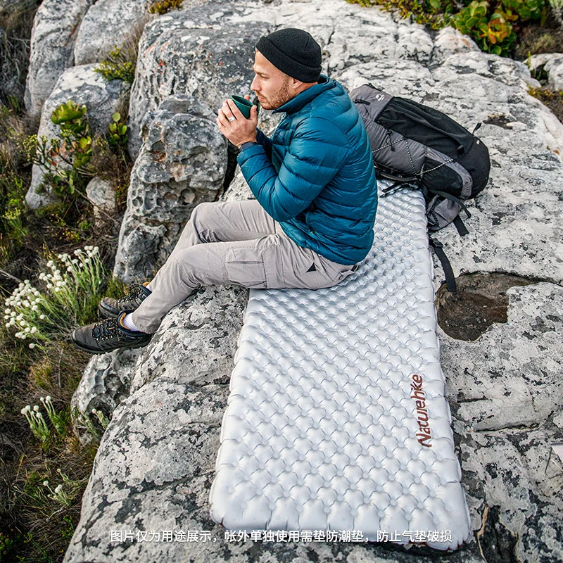 Experience warmth and reliable comfort on your outdoor adventures with this Naturehike inflatable sleeping mattress featuring a high R-value.